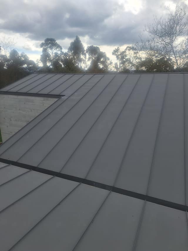 Depois — Cobertura zinco e Velux — Jet Construções