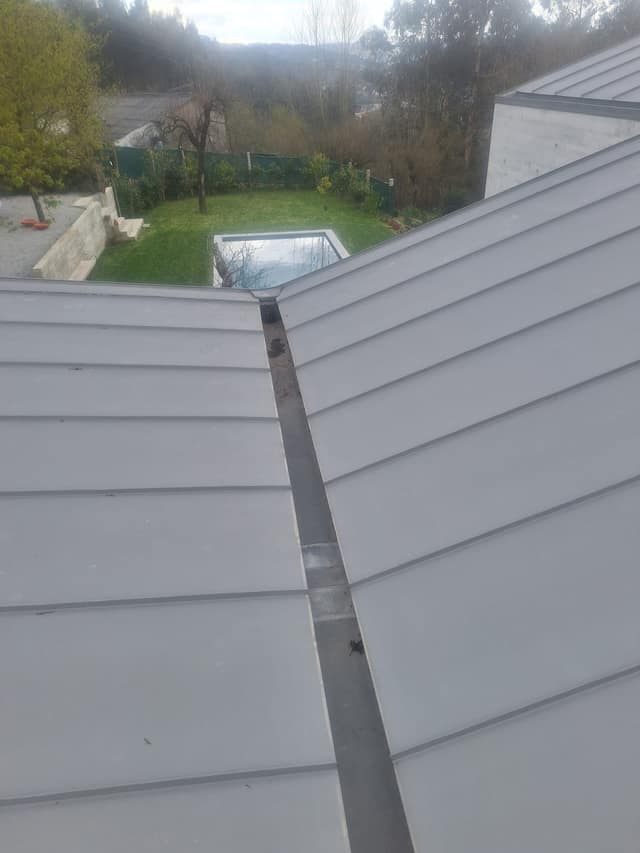 Depois — Cobertura zinco e Velux — Jet Construções
